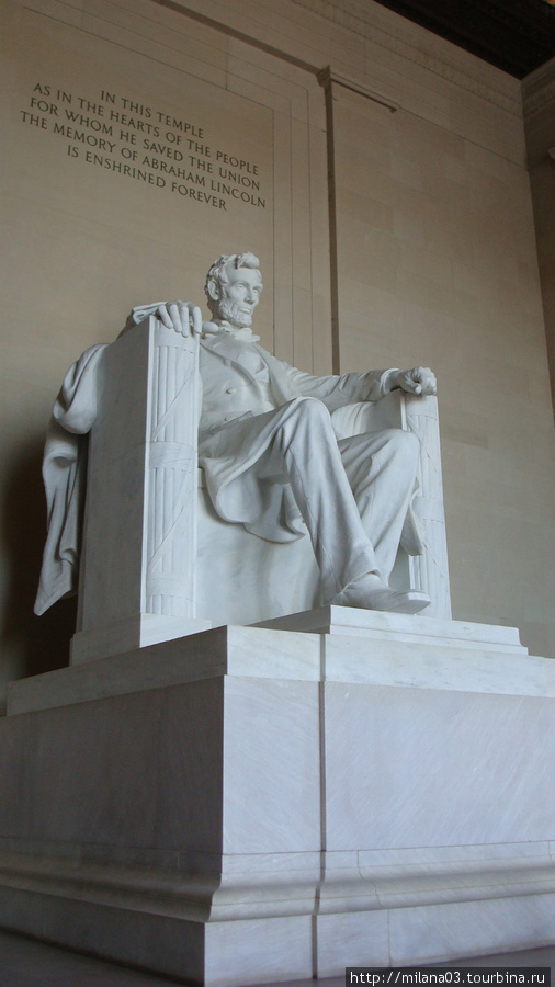 Статуя Линкольна 19 футов (5.79 м.) в высоту и весит 175 тонн Вашингтон, CША