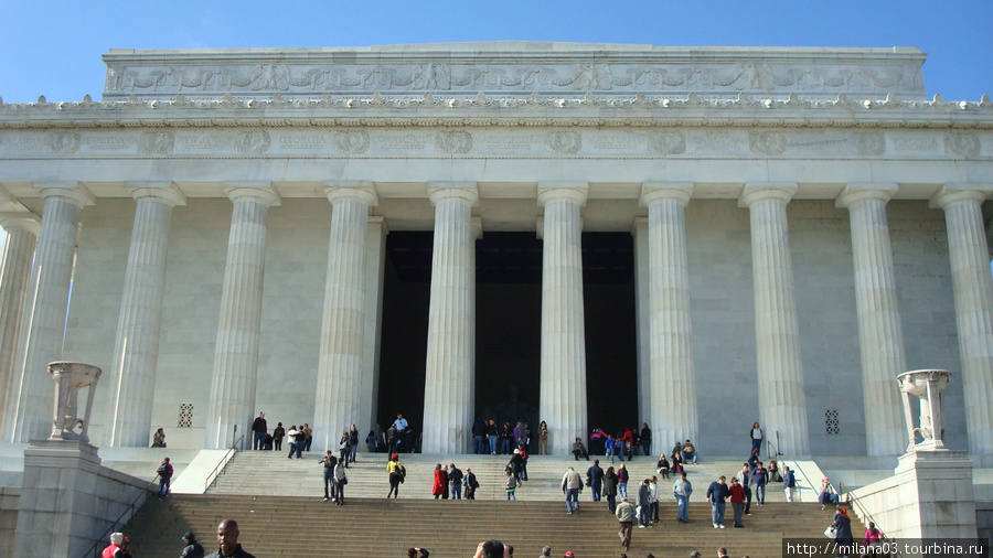 Композиционно здание символизирует Союз. По его периметру проходят 36 колонн — именно столько штатов объединилось к моменту смерти Линкольна. Вашингтон, CША