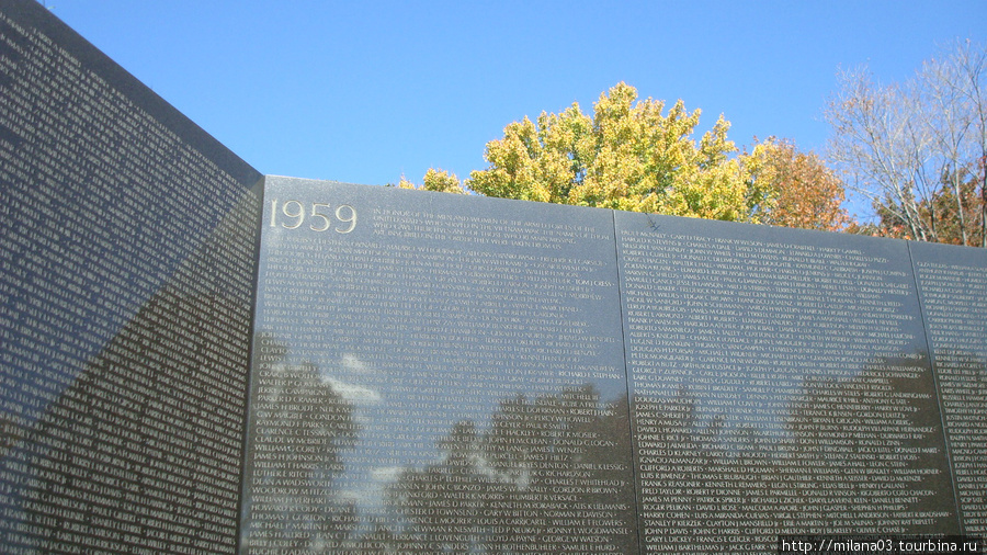 На стене имена всех погибших во Вьетнаме Вашингтон, CША