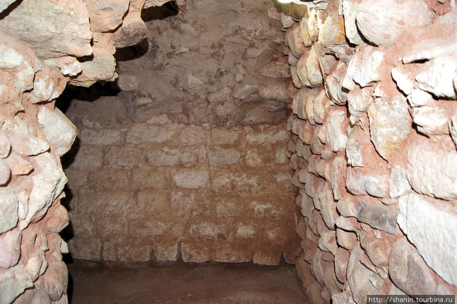 В туннеле ягуара на руинах Копана Копан-Руинас, Гондурас