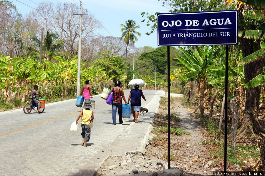 Дорожный указатель на Глаз воды — здесь на испанском языке Остров Ометепе, Никарагуа