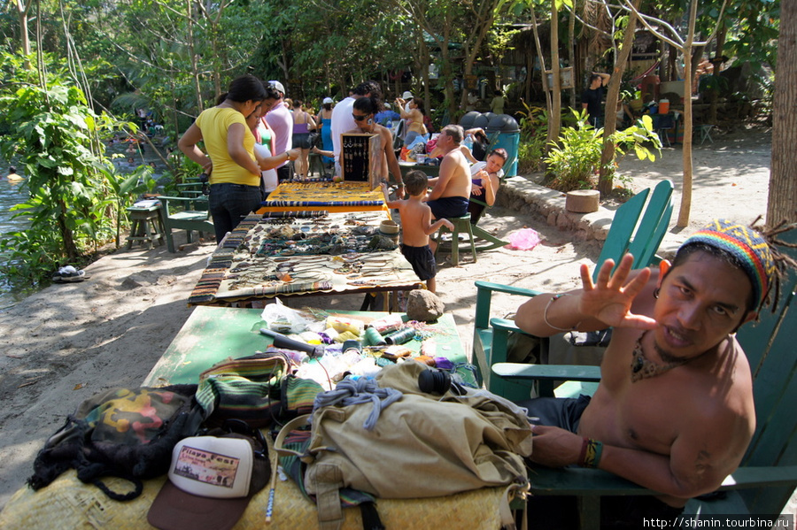 Продавец сувениров Остров Ометепе, Никарагуа