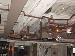 Поезд, который ездит по потолку одной из кафешек Куршавеля 1850.