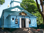 По сравнению с известными и знаменитыми храмами Киева — очень миниатюрная, скромная и от этого очень уютная, домашняя церковь.
