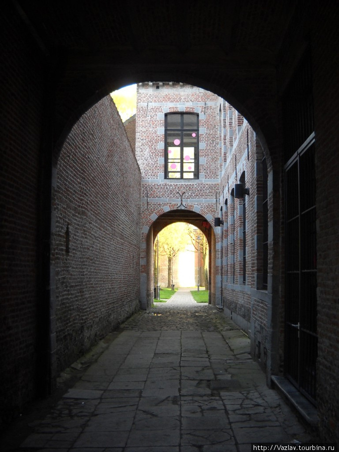 Дверь в неведомое Монс, Бельгия