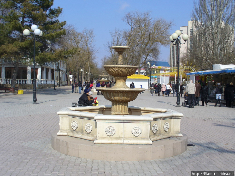 С перекрестка к самому берегу моря ведет короткая дорога украшенная фонтанами Евпатория, Россия