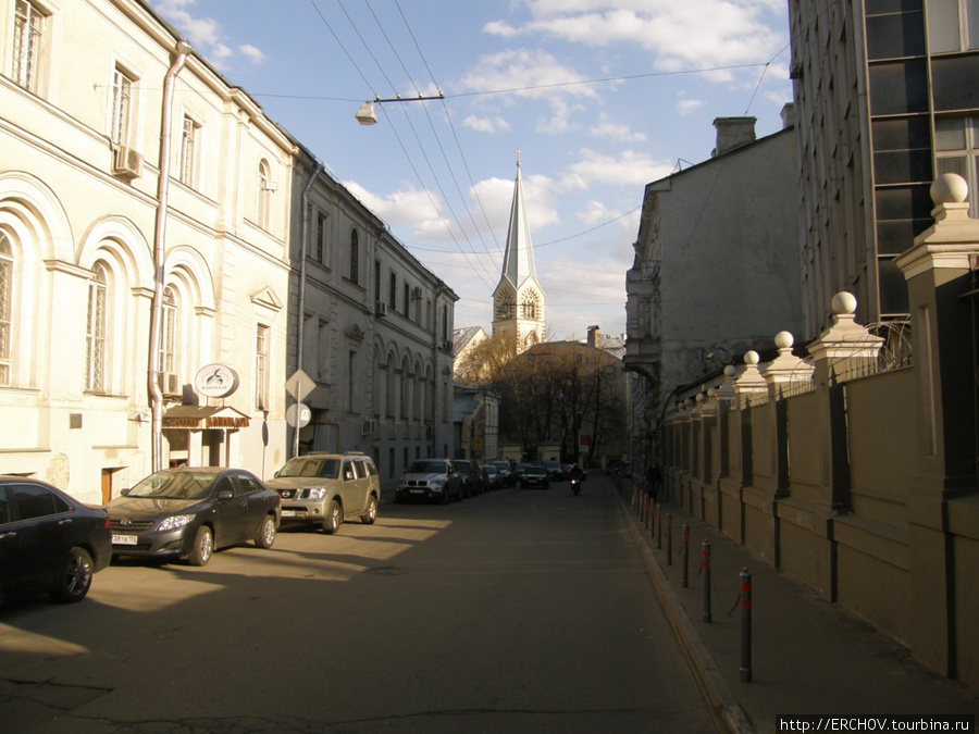 Шпиль лютеранской кирхи в Старосадском переулке. Москва, Россия