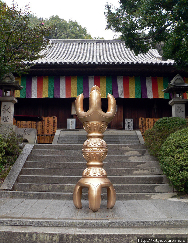 В храме Иситэдзи Мацуяма, Япония