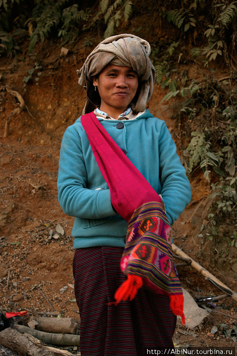 Крестьянка на безымянном рынке у дороги в пятнадцати километрах до Удомсая.  
 — Бананов нет, репу бери. Лаос