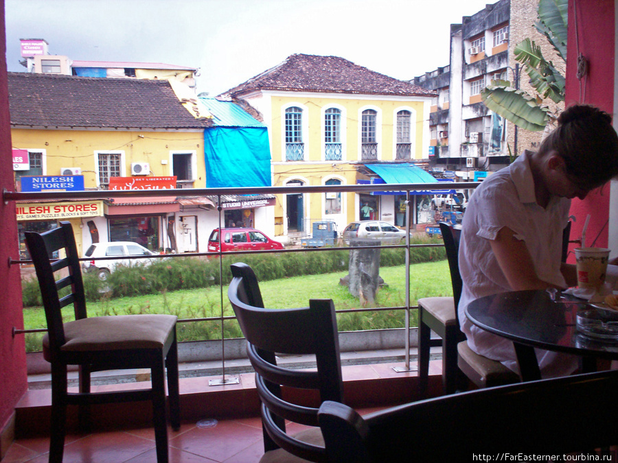 Вид из кафетерия Coffee Day на старый Панаджи Панаджи, Индия