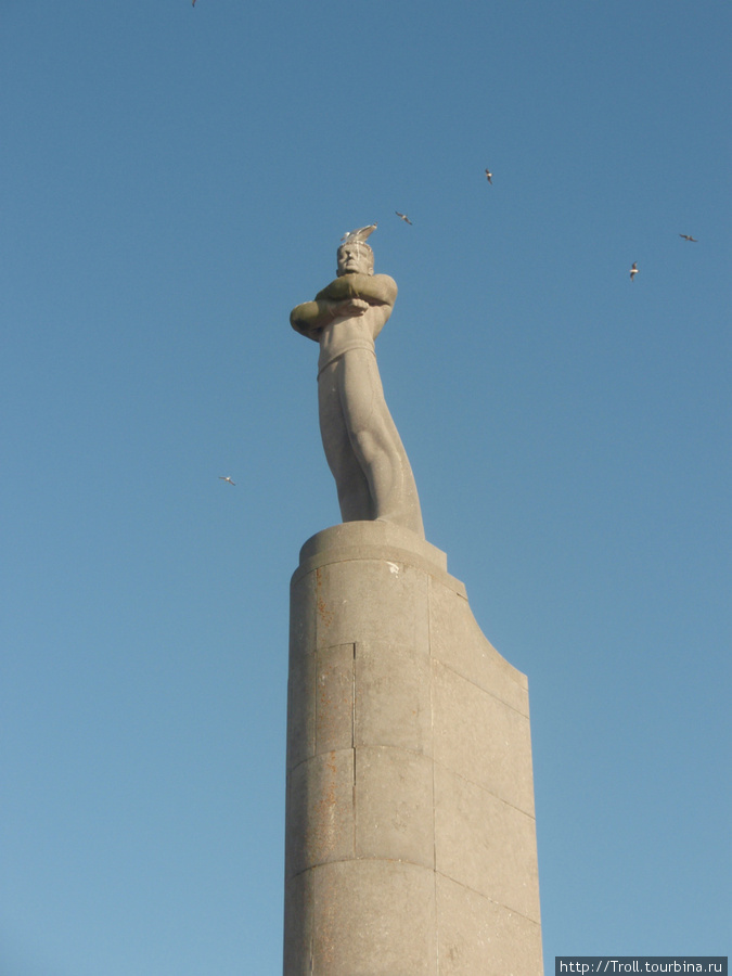 Вдаль смотрит моряк с памятника Остенде, Бельгия