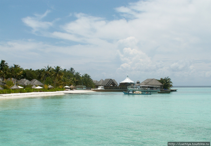 На берегу рсположены домики отдыхающих и рестораны. Мальдивские острова