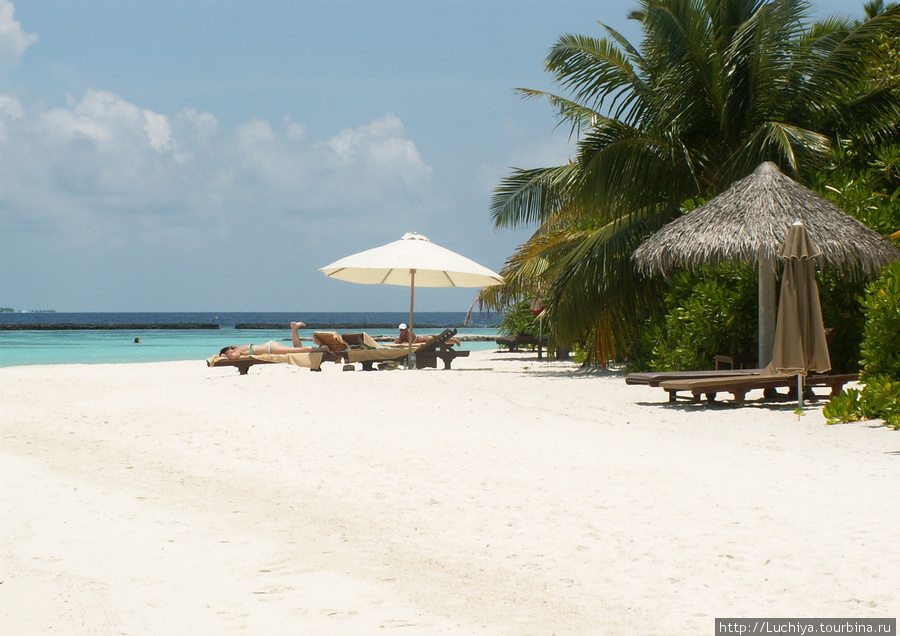В правильный сезон на плаже всегда много места Мальдивские острова