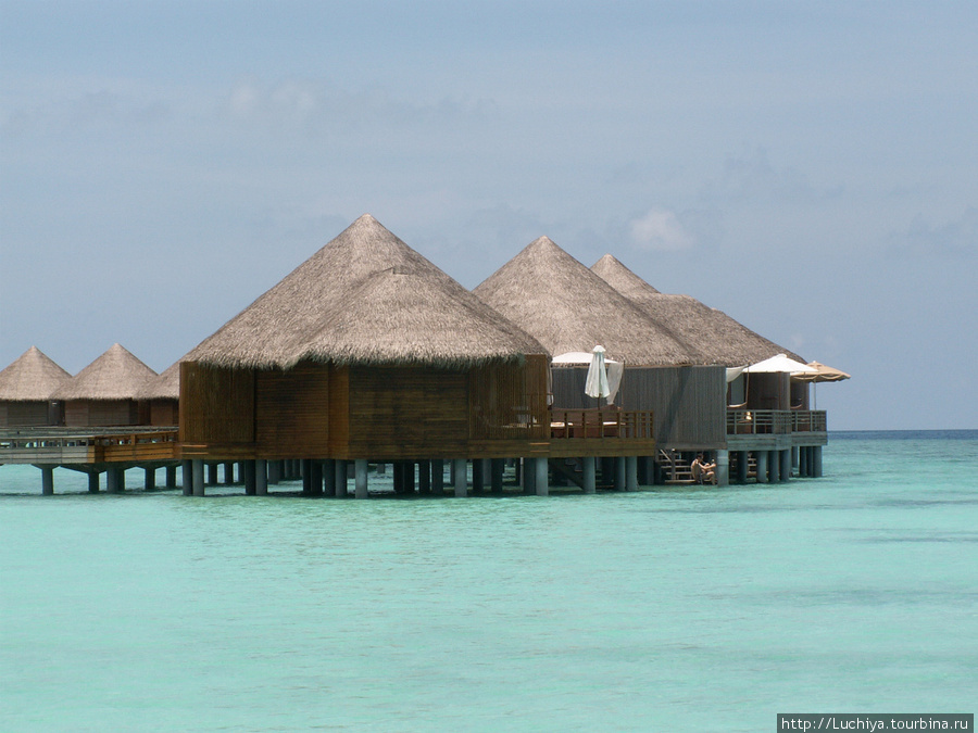 Домики отдыхающих стоят недалеко друг от друга,но никто никому не мешает. Мальдивские острова
