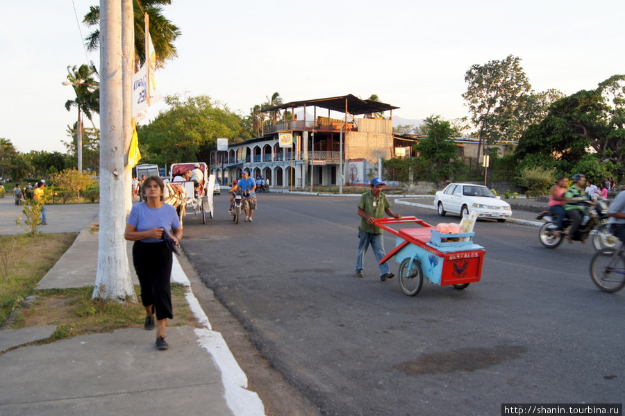 На бульваре в Гранаде Гранада, Никарагуа