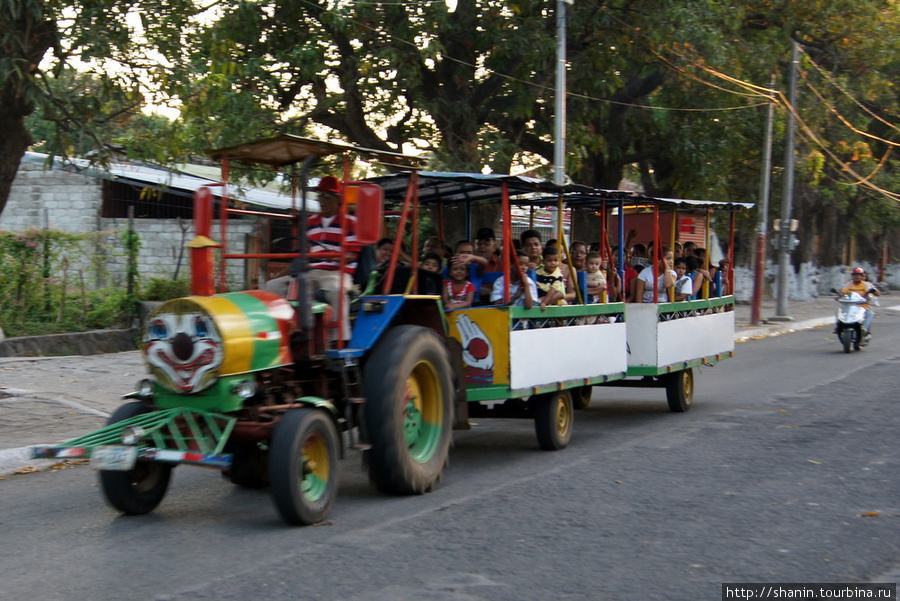 Автопоезд на бульваре Гранада, Никарагуа