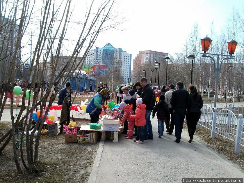 Кому не хватило праздничной атрибутики, её можно быстро быстро приобрести возле к/т Аврора. Сургут, Россия