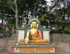 Храм Сваямбунатх: святая обезьяна на коленях Будды.