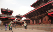 Дворцовая площадь Катманду изобилует пагодами, туристами и ... голубями.