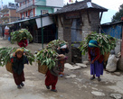 Жители городка Дунче. В нём начинается наш трекинг в Гималаях.