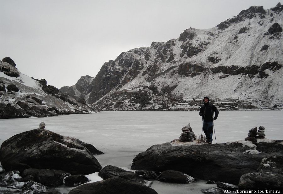 Священное озеро Госаинкунд замёрзло. Поэтому искупаться в нём нам не удалось. Непал