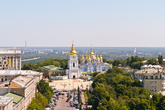 Софийская полщадь, вдали виден Михаловский Златоверхий монастырь — один из древнейших монастырей в Киеве