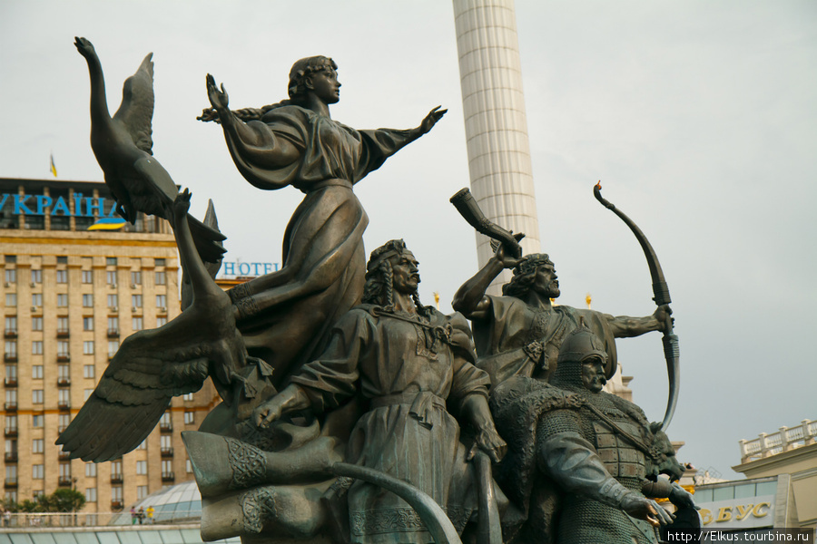 Памятник основателям Киева. Братья Кий, Щек и Хорив и сестра их Лыбидь. Киев, Украина