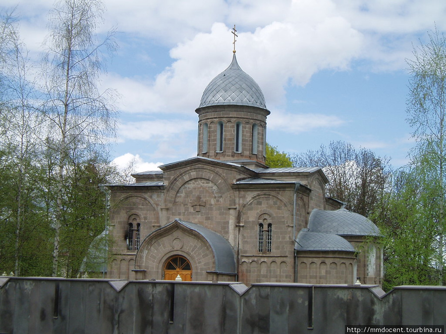 Свято-Вознесенский собор обнесен невысоким каменным забором... Алагир, Россия