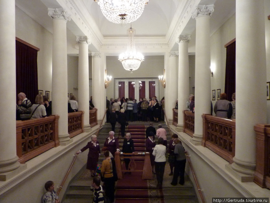 Вход в зал, парадная лестница. Санкт-Петербург, Россия