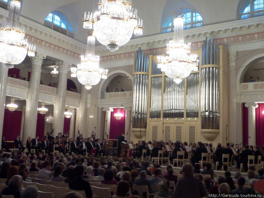 На сцене — симфонический оркестр Филармонии. Санкт-Петербург, Россия