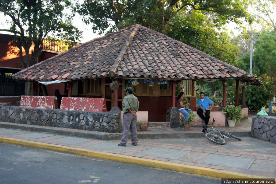 В парке Гранада, Никарагуа