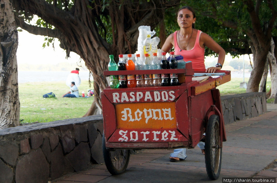 Продавщица с тележкой Гранада, Никарагуа