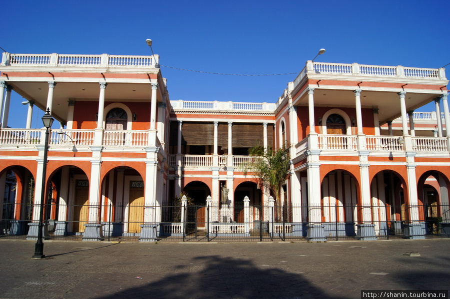 Здание на центральной площади Гранада, Никарагуа
