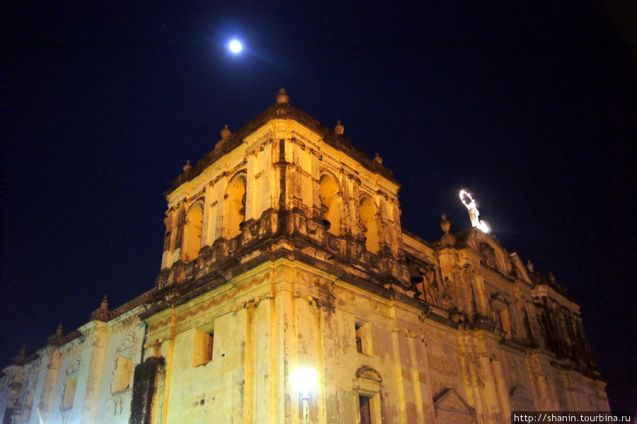 Луна над кафедральным собором Леон, Никарагуа