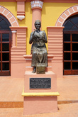 Статуя перед фасадом театра в Леоне