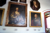 Картины на стене в художественной галерее Леона