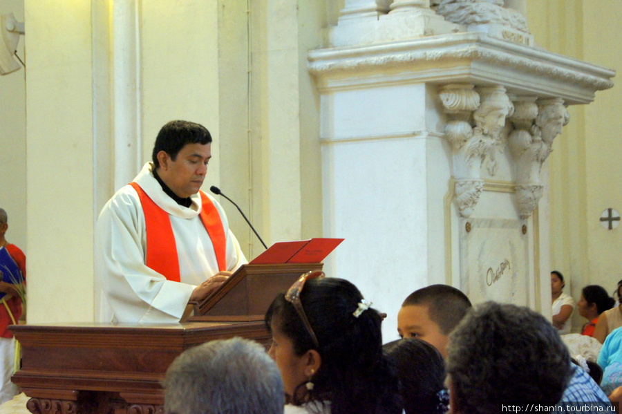 Священник читает проповедь в соборе Успения Девы Марии в Леоне Леон, Никарагуа