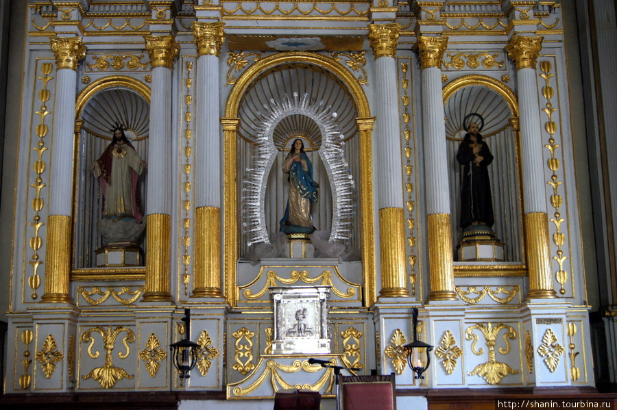 Алтарь церкви Святого Франциска в Леоне Леон, Никарагуа