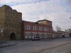 Слева (сложенные из камня) – ворота дровяного базара, открывающие караимский квартал), в правом углу многоугольный купол армянской церкви, напротив этих объектов, через дорогу – текие дервиш