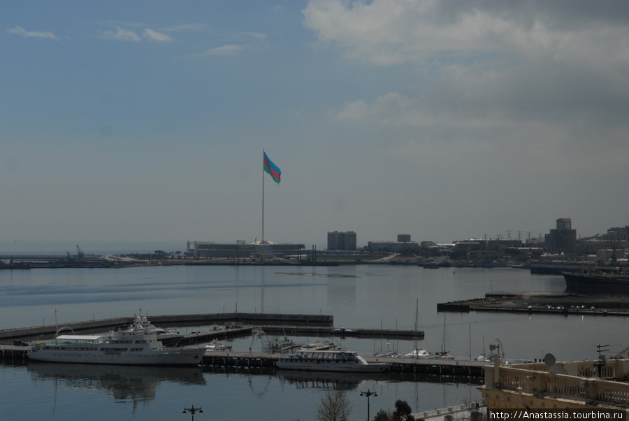 Вид с Девечьей башни, самый высокий флаг и набережная Баку Баку, Азербайджан