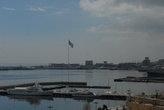 Вид с Девечьей башни, самый высокий флаг и набережная Баку
