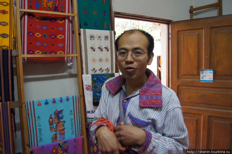 Экскурсовод в музее — индеец майя Антигуа, Гватемала