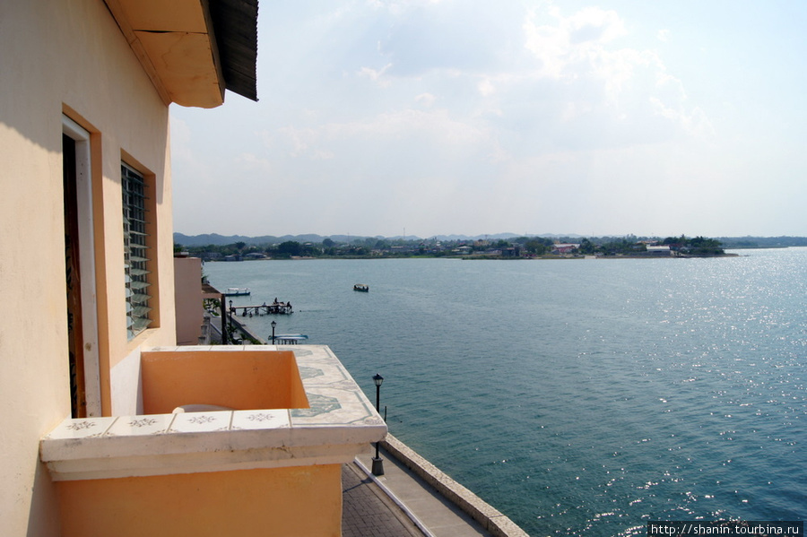 Вид с балкона из отеля La Union во Флоресе Флорес, Гватемала
