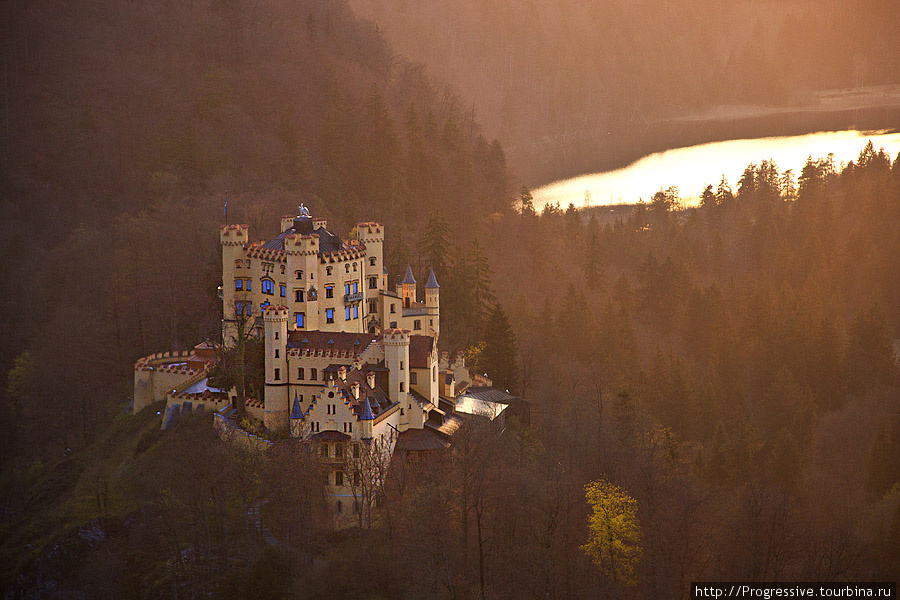 Замок Хоеншвангау в лучах заходящего солнца Фюссен, Германия