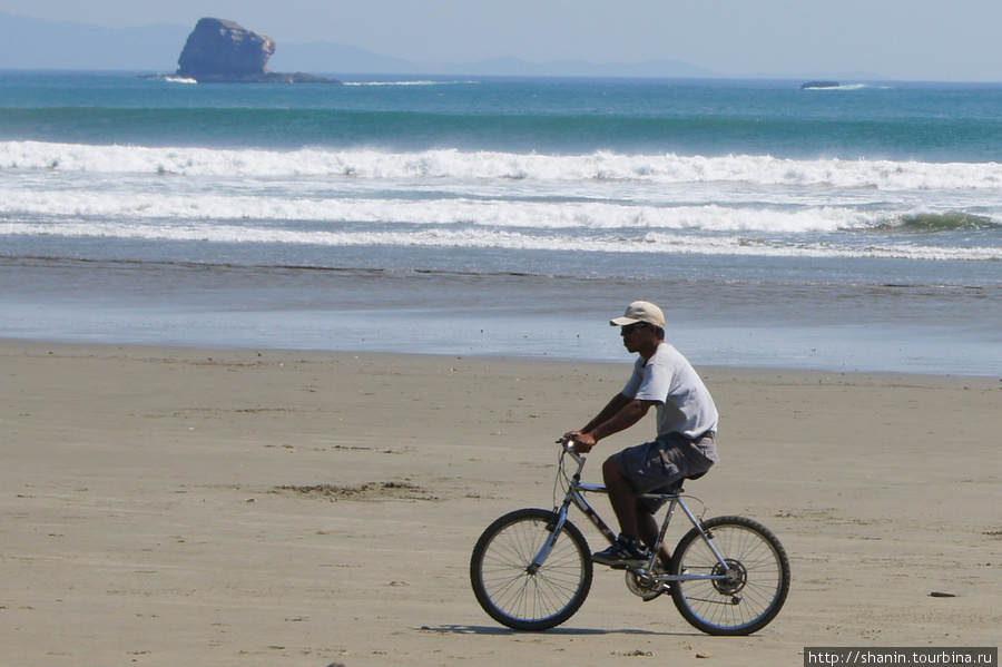 Велосипедист на пляже Хермоза Сан-Хуан-дель-Сур, Никарагуа