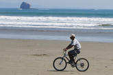 Велосипедист на пляже Хермоза