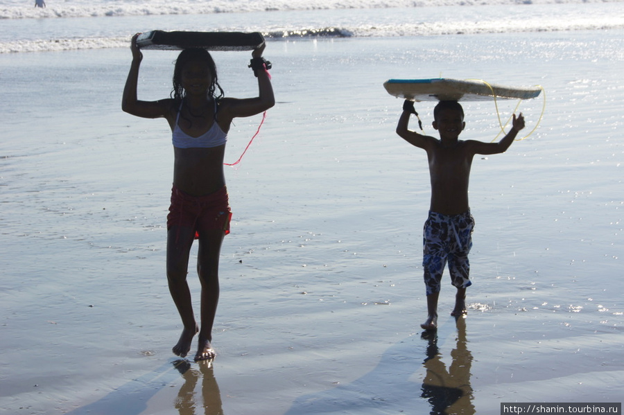 Начинающие серферы на пляже Сан-Хуан-дель-Сур, Никарагуа