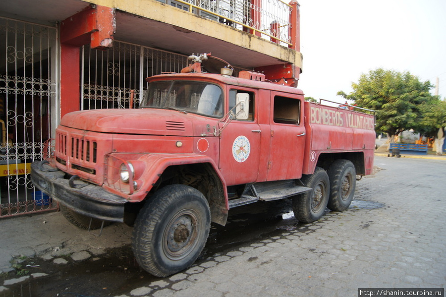 Пожарная машина у пожарной части Ривас, Никарагуа