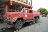 Пожарная машина у пожарной части