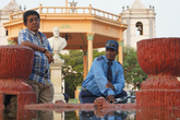 Двое у фонтана на центральной площади Риваса